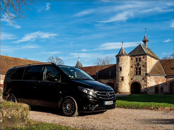 Background element showing a Tesla in an alsatian village