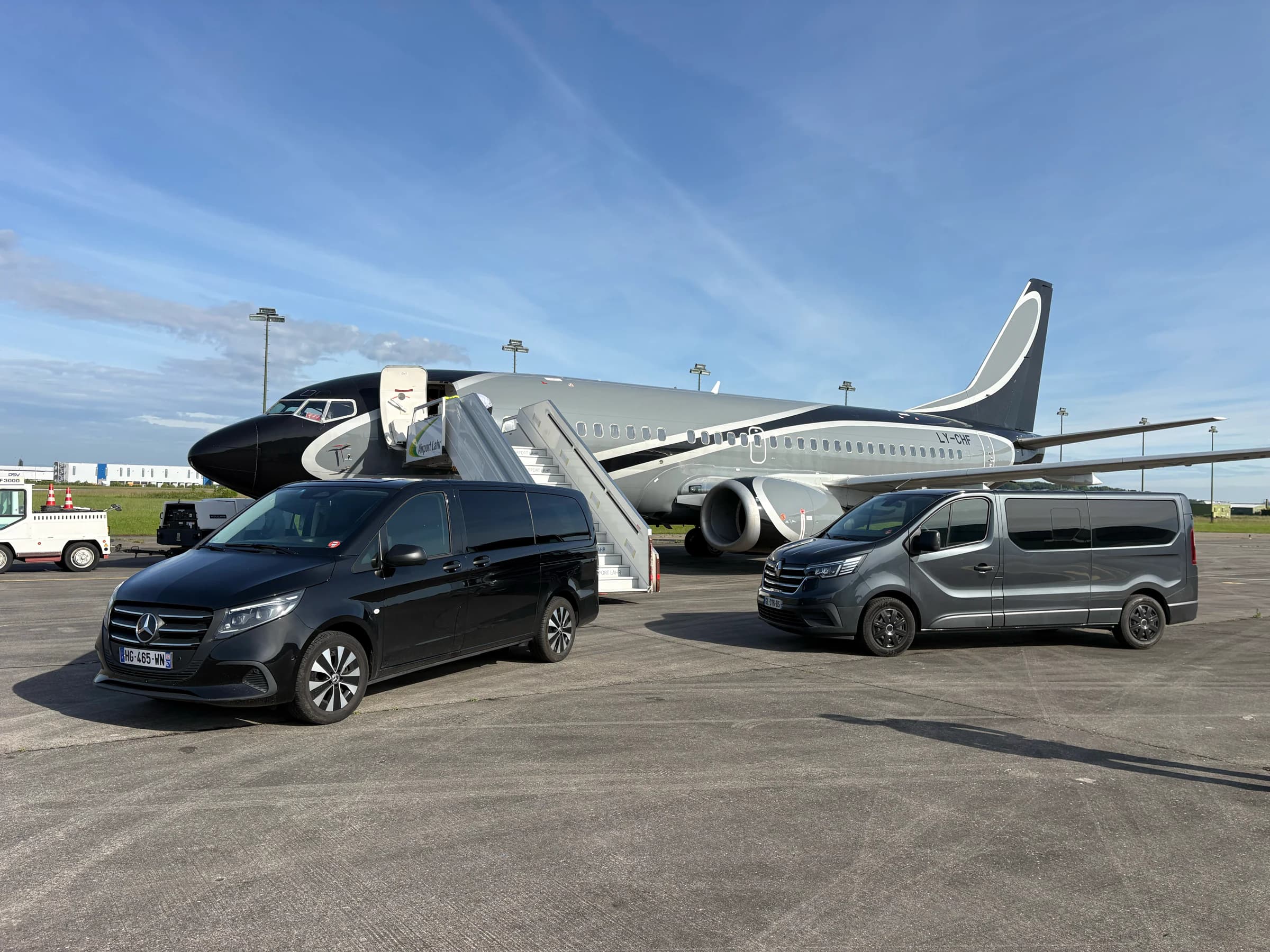 Vans Transfer Travel sur le tarmac devant un jet privé